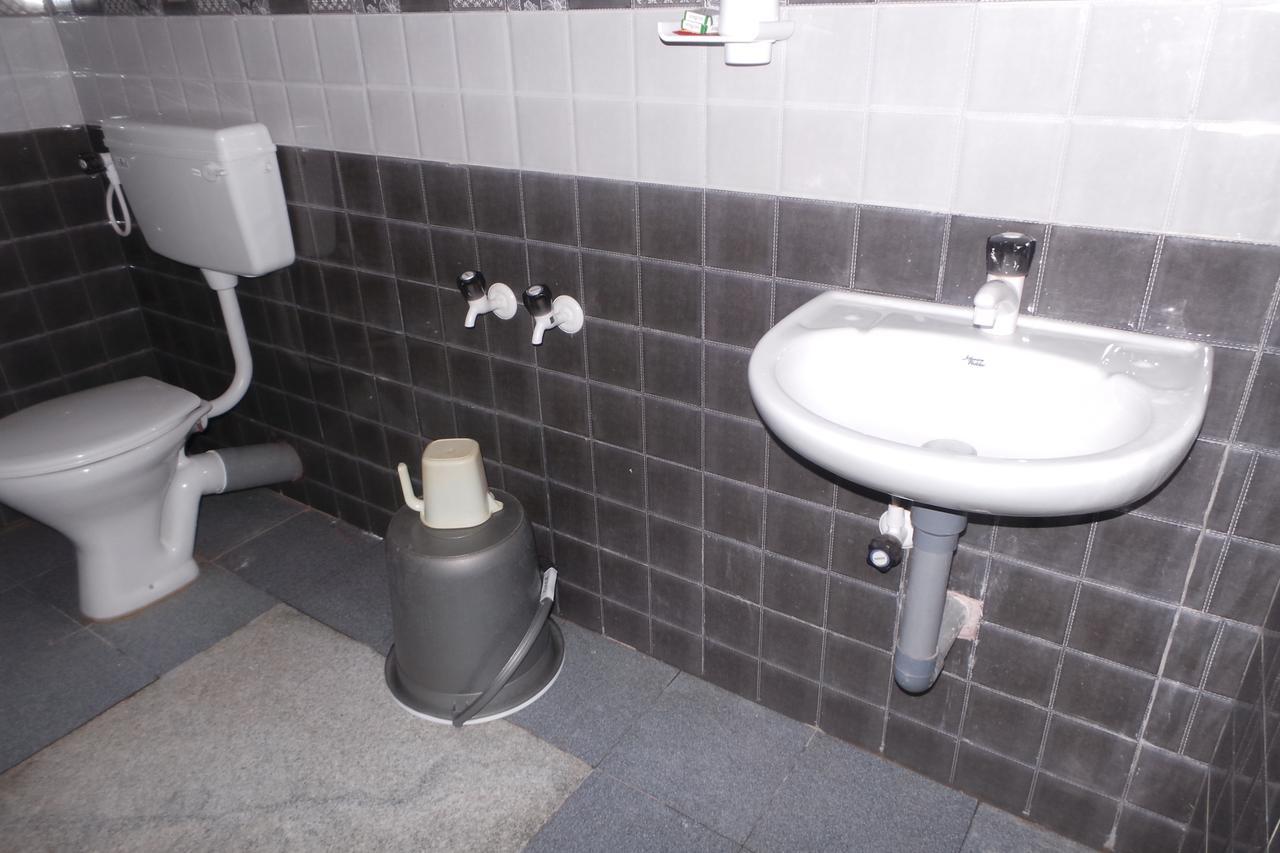 Iroomz Sri Vinayaka Comfort Virajpet Exterior foto