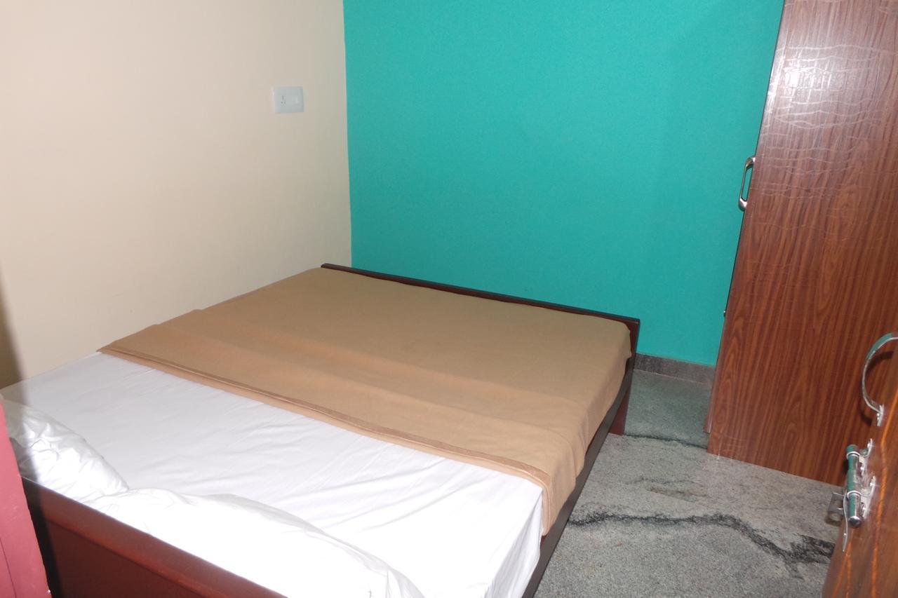 Iroomz Sri Vinayaka Comfort Virajpet Exterior foto